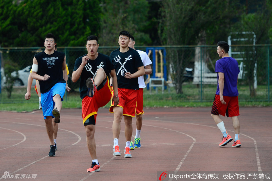 主帅宫鲁鸣与爱徒睢冉在场边即兴表演“皮影戏”，两人配合默契，夸张的动作和表情逗乐了全场，展现了师徒间深厚的情谊。