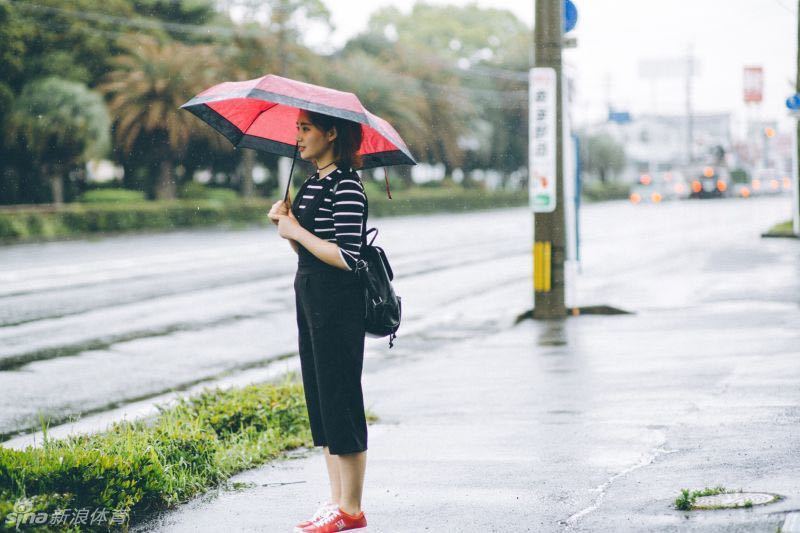返航的甲板上，全体成员面对镜头纵情欢呼，身后的海面波光粼粼，大家的手搭在一起，为这次难忘的海上篮球之旅画上圆满句号。