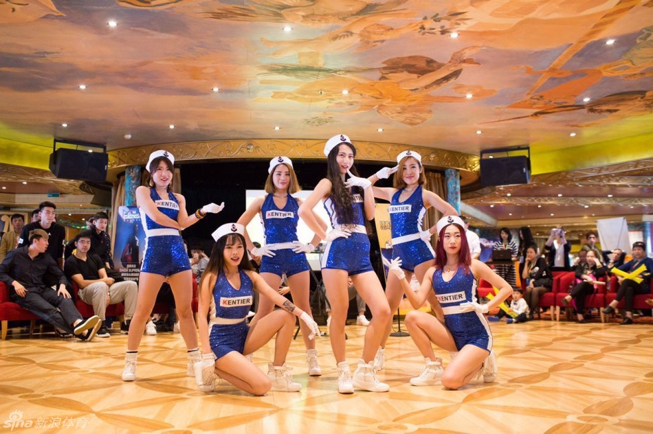 洁白的沙滩上，一位球员弯腰用手指认真划出“肯帝亚”的字样，身后是湛蓝的海天一线，这份陆地与海洋交织的浪漫在此刻凝结。