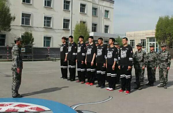 球员王子瑞也出现在水池边，他低着头痛快地刷着碗筷，水花溅湿了衣角也毫不在意。这一幕生动地记录下年轻球员在军营中放下明星光环，通过点滴小事磨炼心性的宝贵瞬间。