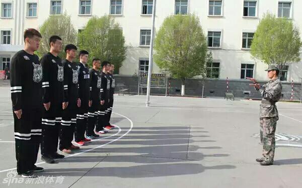 训练场上画风突变，苏伟、俞长栋、王子瑞等球员手持模型枪，两两一组进行战术配合演练。他们眼神犀利，动作有板有眼，在硝烟味十足的模拟战场上，瞬间完成了从篮球队员到“飞虎特种部队”的身份转换。