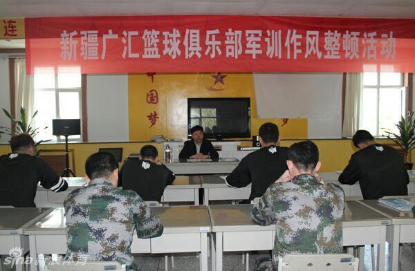 食堂后厨里，主教练李秋平没有一丝架子，他卷起袖子，认真地用清洁布擦拭着手中的餐盘，脸上挂着平和的笑容。这位在赛场上运筹帷幄的冠军教头，此刻正亲身践行着军营里人人平等的朴素作风。