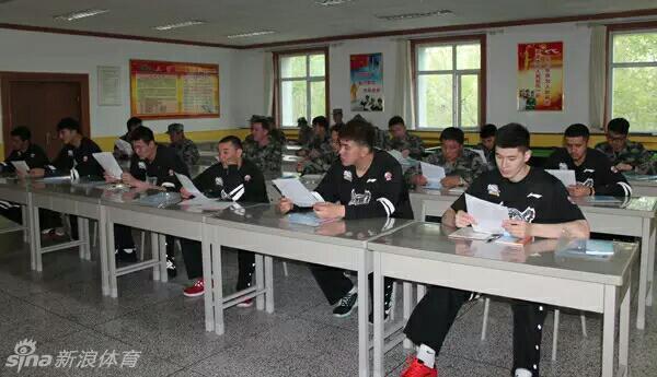 训练场上，球员们正在进行战术队形演练。他们压低身形，手持枪械交替掩护前进，彼此间的信任和默契在一次次配合中升温，团队协作的精神在这里被赋予了新的含义。