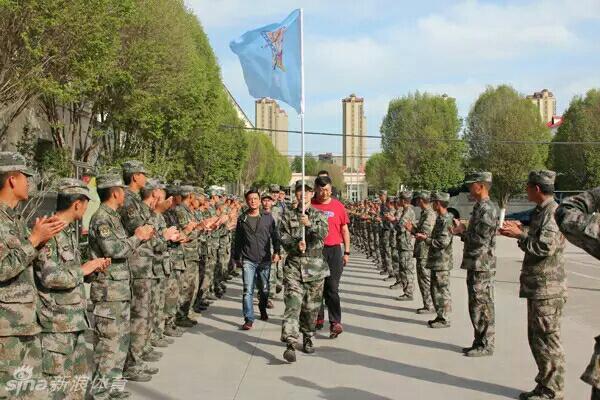 清晨的操场上，新疆男篮的将士们身着迷彩服，排成整齐的队列，在教官的口令下进行站军姿训练，他们神情专注，身姿挺拔如松，仿佛已然从职业球员化身为真正的战士。