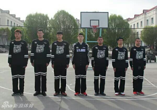 宿舍里，西热力江正全神贯注地整理内务，他双手用力压实棉被，目光如炬，正努力将松软的军被塑造成标准的“豆腐块”。这方寸之间的打磨，展现了他将球场上的严谨作风带入生活每一处细节的态度。