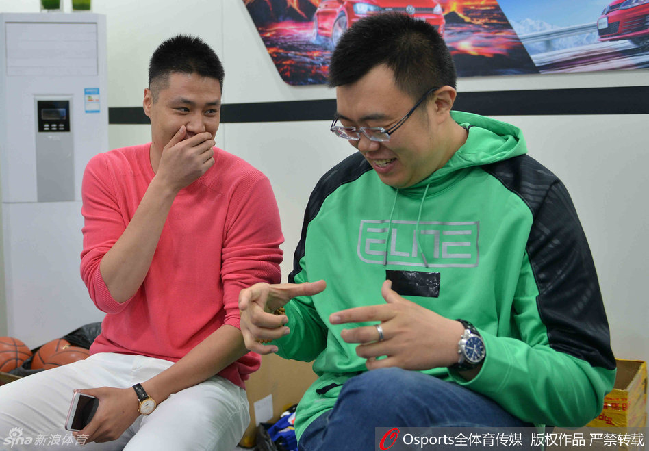 辽宁男篮中锋韩德君在车展上咧嘴微笑，憨态可掬的模样引来现场阵阵欢呼，完全没有赛场的霸气，只有邻家大男孩的亲切。