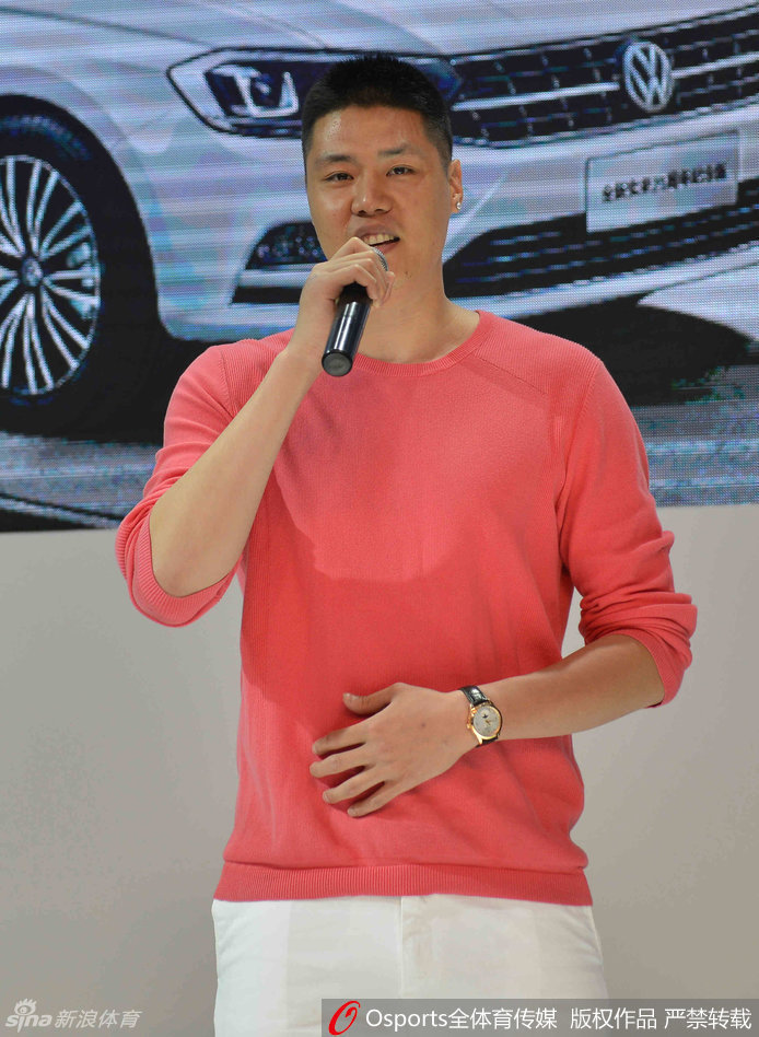 韩德君、贺天举、廉明三人被热情的粉丝团团围住，辽宁三将在车展上人气爆棚，充分展现了辽篮队员在球迷心中的极高地位。