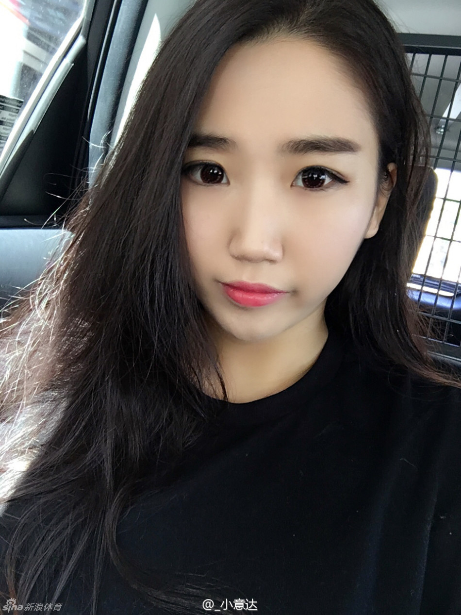 她轻抚被海风吹乱的发丝，眼神温柔地望向镜头，背后是模糊的海天一色，整个画面洋溢着恋爱中少女的甜美与宁静。