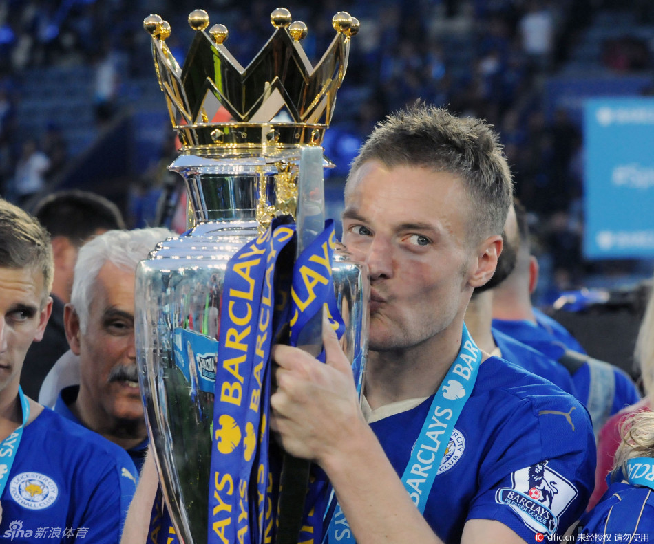 莱斯特城领取英超冠军奖杯