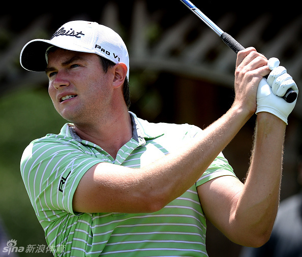 吉姆·福瑞克于困难球位专注救球,展现赛场智慧