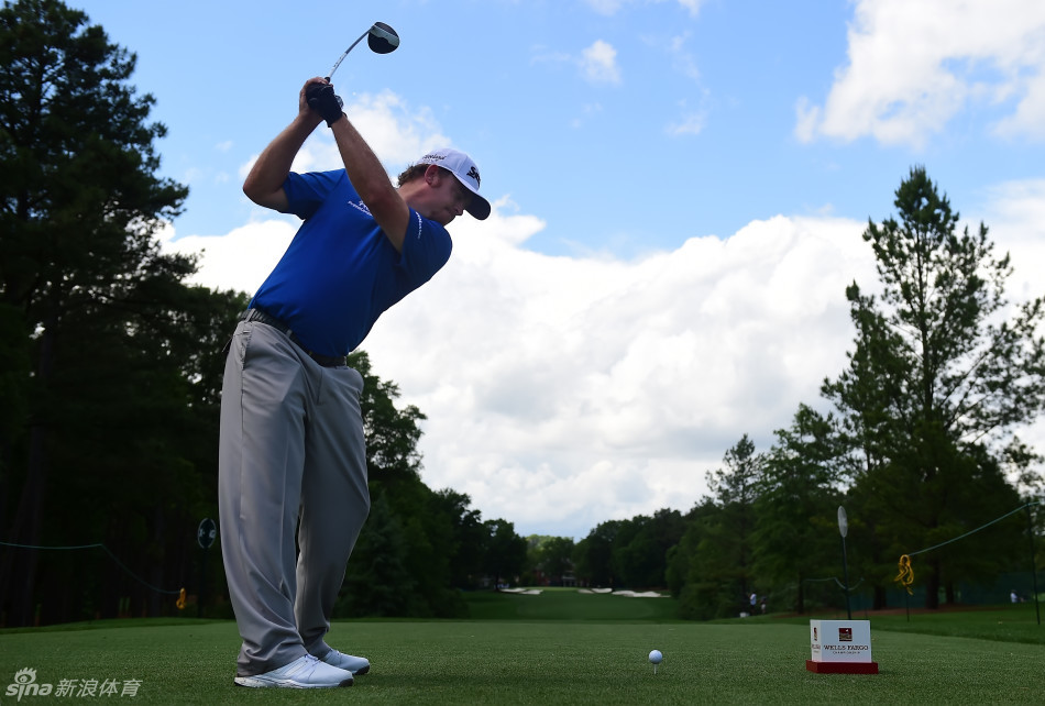 JB霍姆斯全力开球,肌肉紧绷展现力量之美