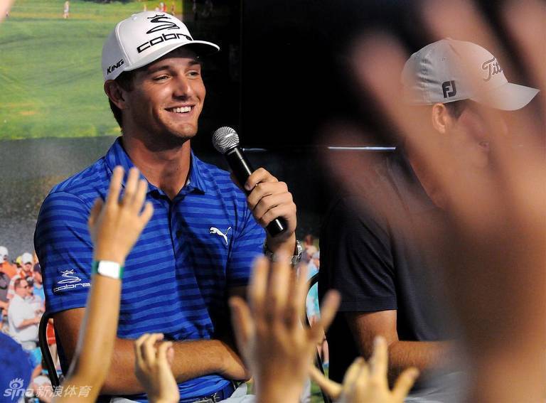 科里·纳盖优雅收杆,目光如炬追寻球的轨迹