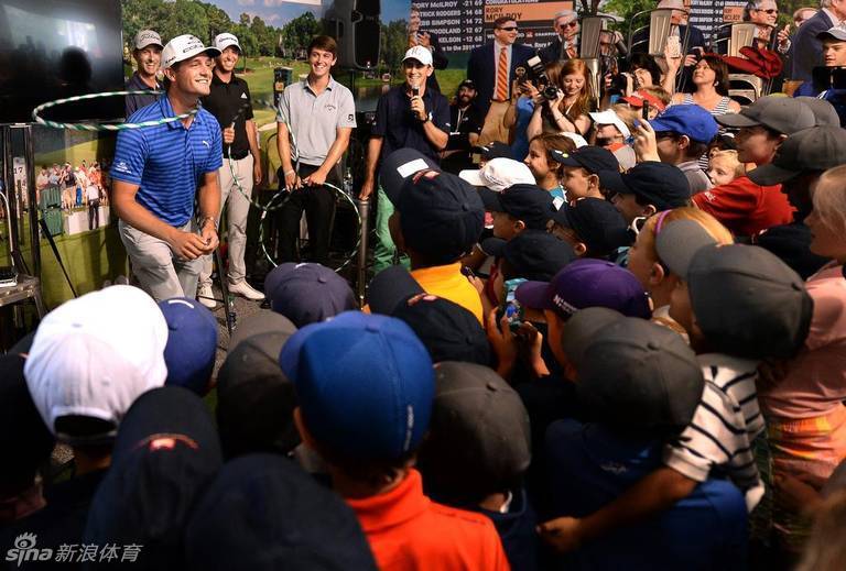 布赖森·德尚博弯腰与小球迷击掌,笑容灿烂如春日暖阳