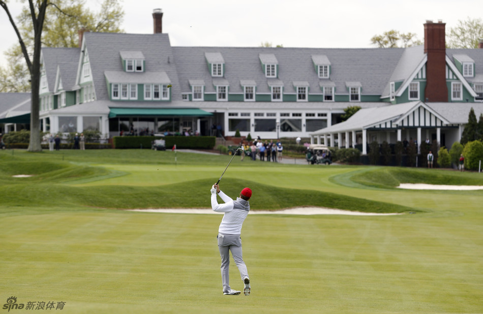 斯皮思全力挥杆，身体扭转如满弓，白色小球如利箭般破空而出