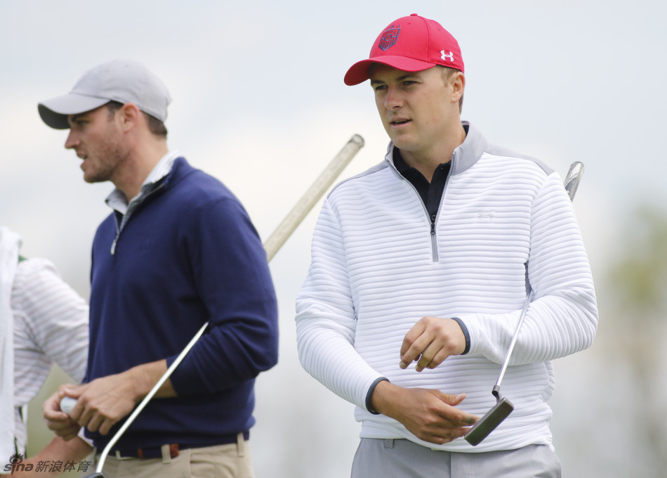 斯皮思在奥克芒经典球道边，手握铁杆冷静研判进攻路线