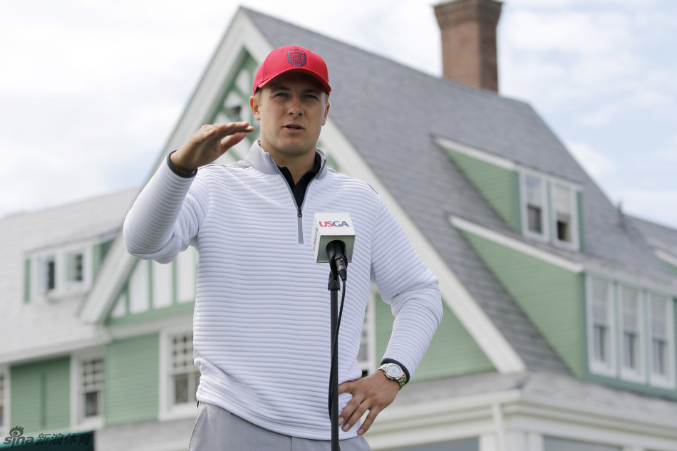 斯皮思练习果岭边精细切杆，沙粒随球而起，画面充满动感