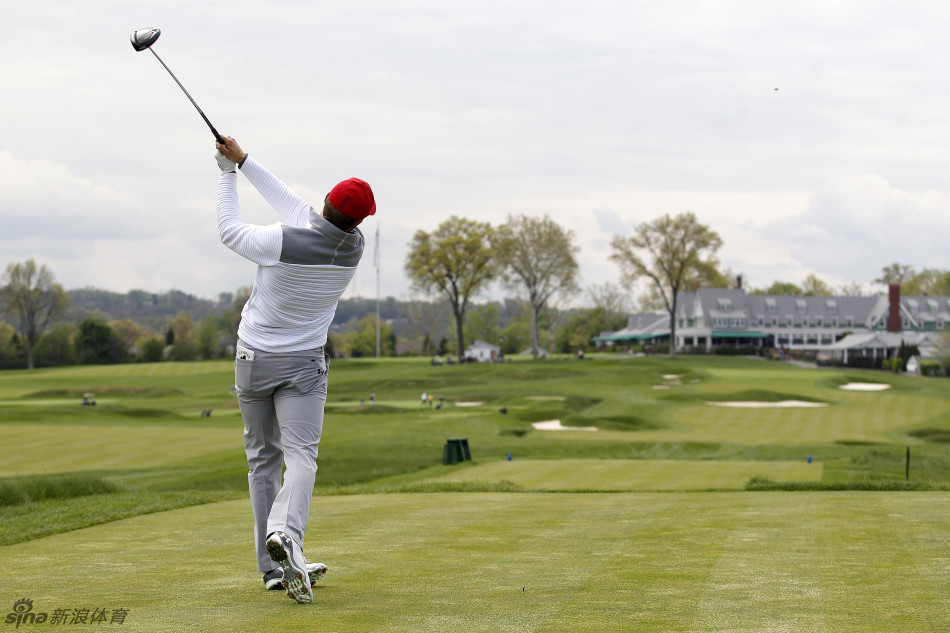 夕阳余晖中，斯皮思独自眺望奥克芒球场，身影坚定如雕塑