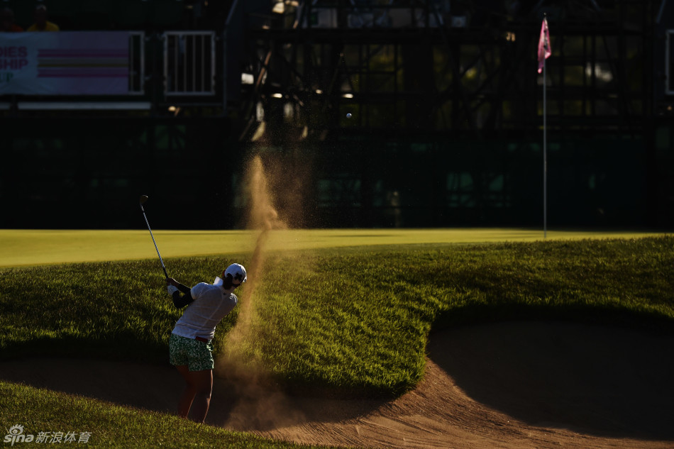 森美穂回眸浅笑，眼波流转，瞬间温暖了整个赛场