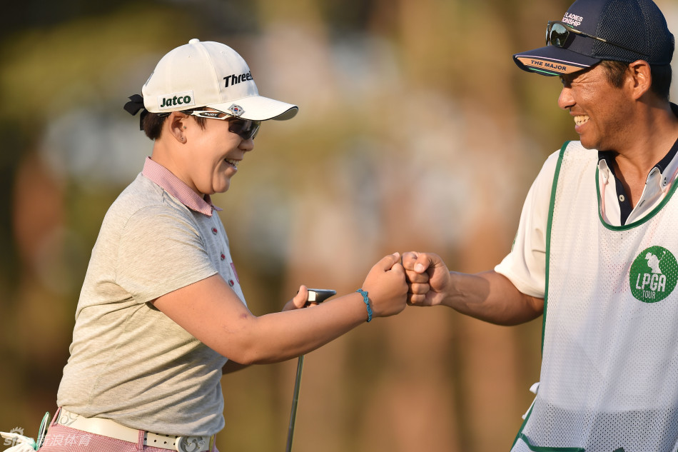 赛场上选手们姿态各异，共同勾勒出高尔夫运动的力与美交响曲