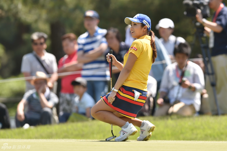 姚宣榆全神贯注，优雅挥杆，白色小球划破天际飞向果岭