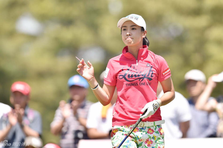 球员从容行走于绿茵球道，背景是如画风景，构成和谐运动画卷