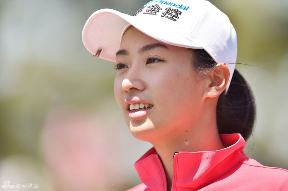 青山加织侧身凝视球线，阳光洒落脸庞，静谧中散发专注魅力