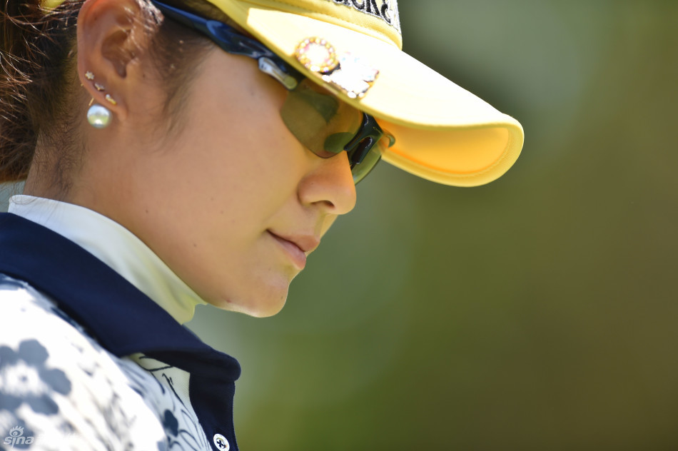 若林舞衣子沙坑中奋力一击，沙粒飞扬，小球精准脱困