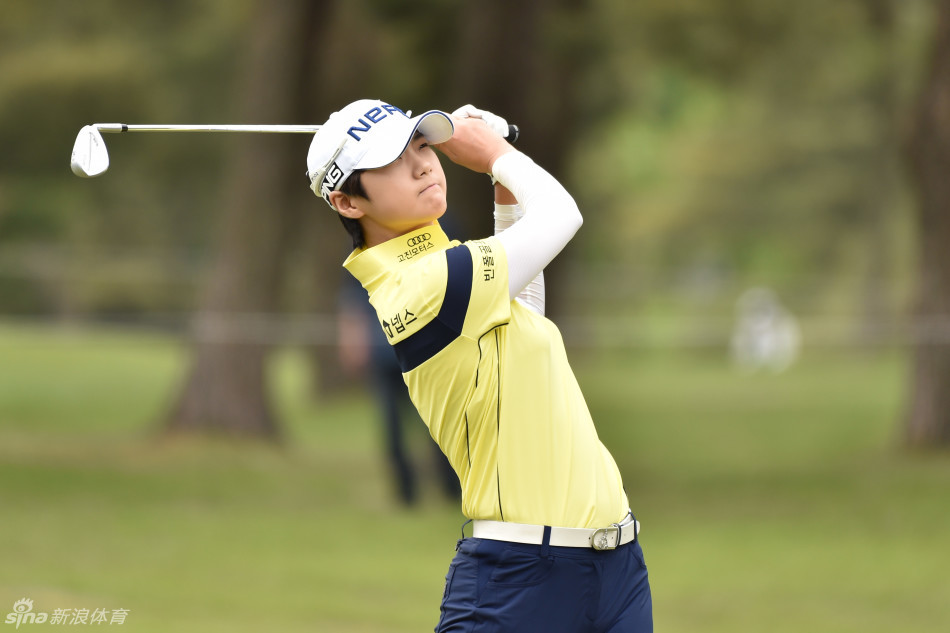 夕阳下的球场美景,球道与湖泊构成一幅宁静画卷