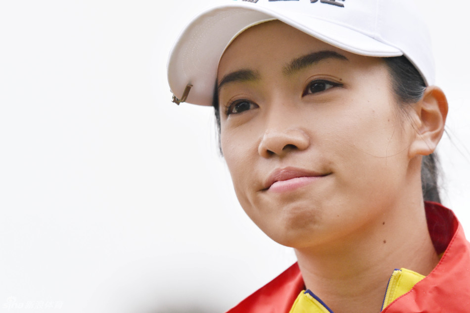 姚宣榆全神贯注,一记漂亮的推杆小球直指洞杯