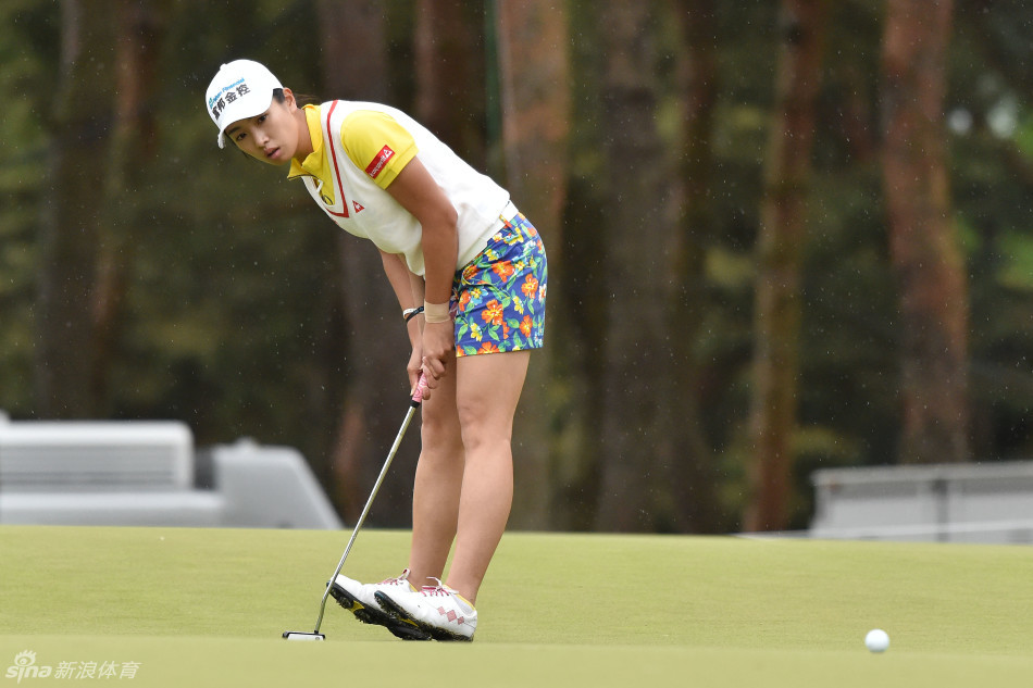 汤普森展露阳光笑容,向观众席亲切挥手互动