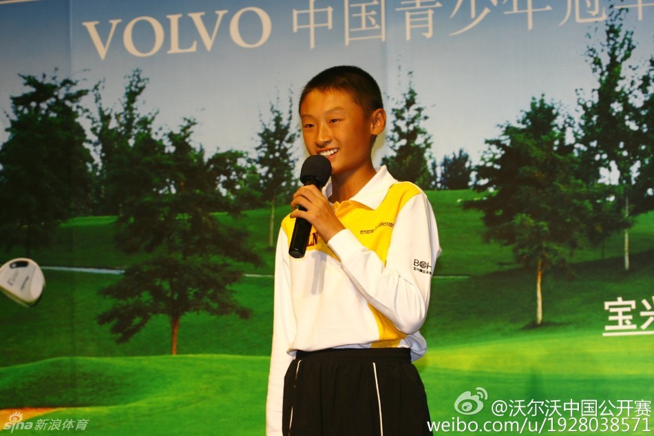 青少年时期的李昊桐在沃尔沃青少年比洞锦标赛上专注挥杆,眼神坚定望向球道远方。