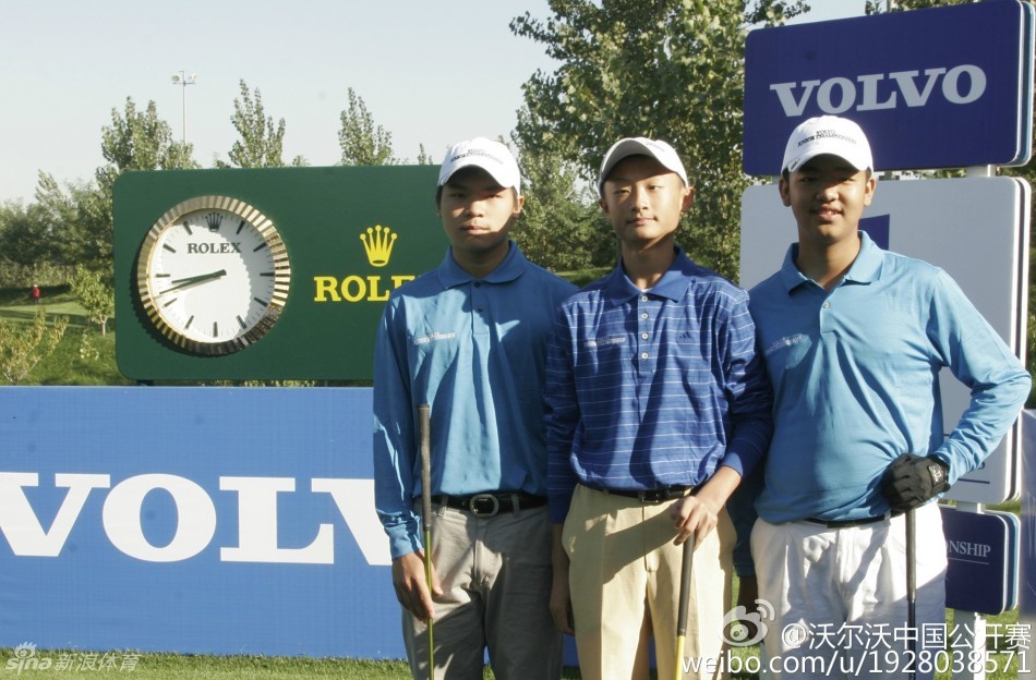 2011年,业余球员李昊桐首次踏上中国公开赛职业赛场,认真观察果岭线。