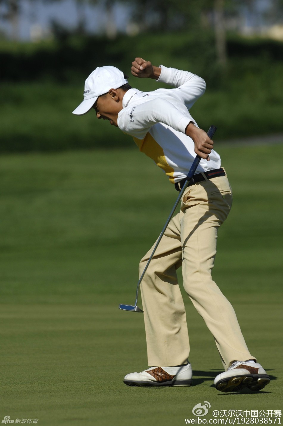 2015年中国公开赛,李昊桐与名将同组竞技,在沙坑中冷静救球。