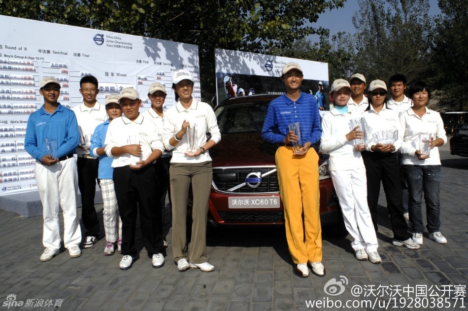 李昊桐在比赛中与球童交流策略,神情专注地分析球场布局。