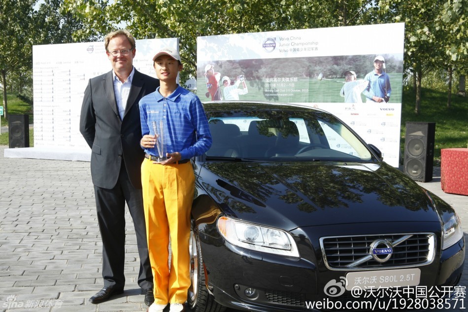 李昊桐在练习场专注练球,晨曦中勾勒出勤奋的剪影。