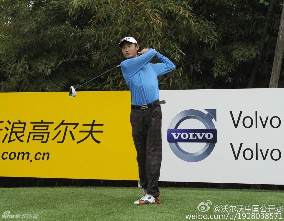 手捧冠军奖杯的李昊桐向观众致意,身后是见证他辉煌的赛场。