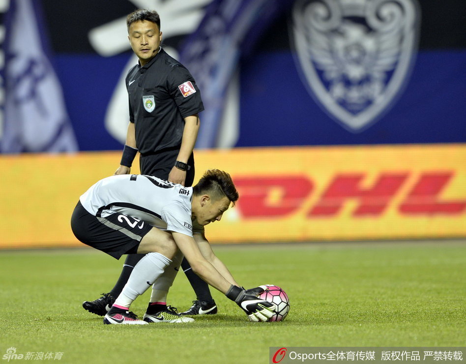 绿茵场上的孤胆英雄，永昌门将关震在万众瞩目之下顶住千钧压力，以一记势大力沉的点球攻破国家队队友颜骏凌的十指关，进球后他挥舞手臂尽情咆哮，身后是无奈望球的颜骏凌和疯狂涌来庆祝的队友，这一刻他是石家庄的英雄。