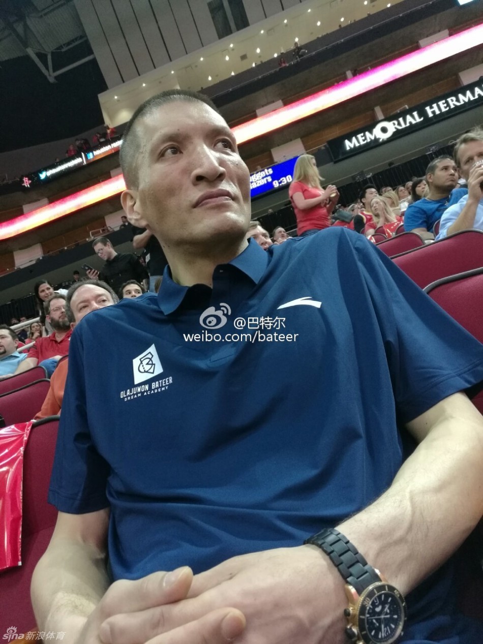 篮坛“男人帮”重聚首，姚明与昔日战友们笑容满面，即便退役多年，他们依然是中国篮球最坚实的脊梁与守护者。