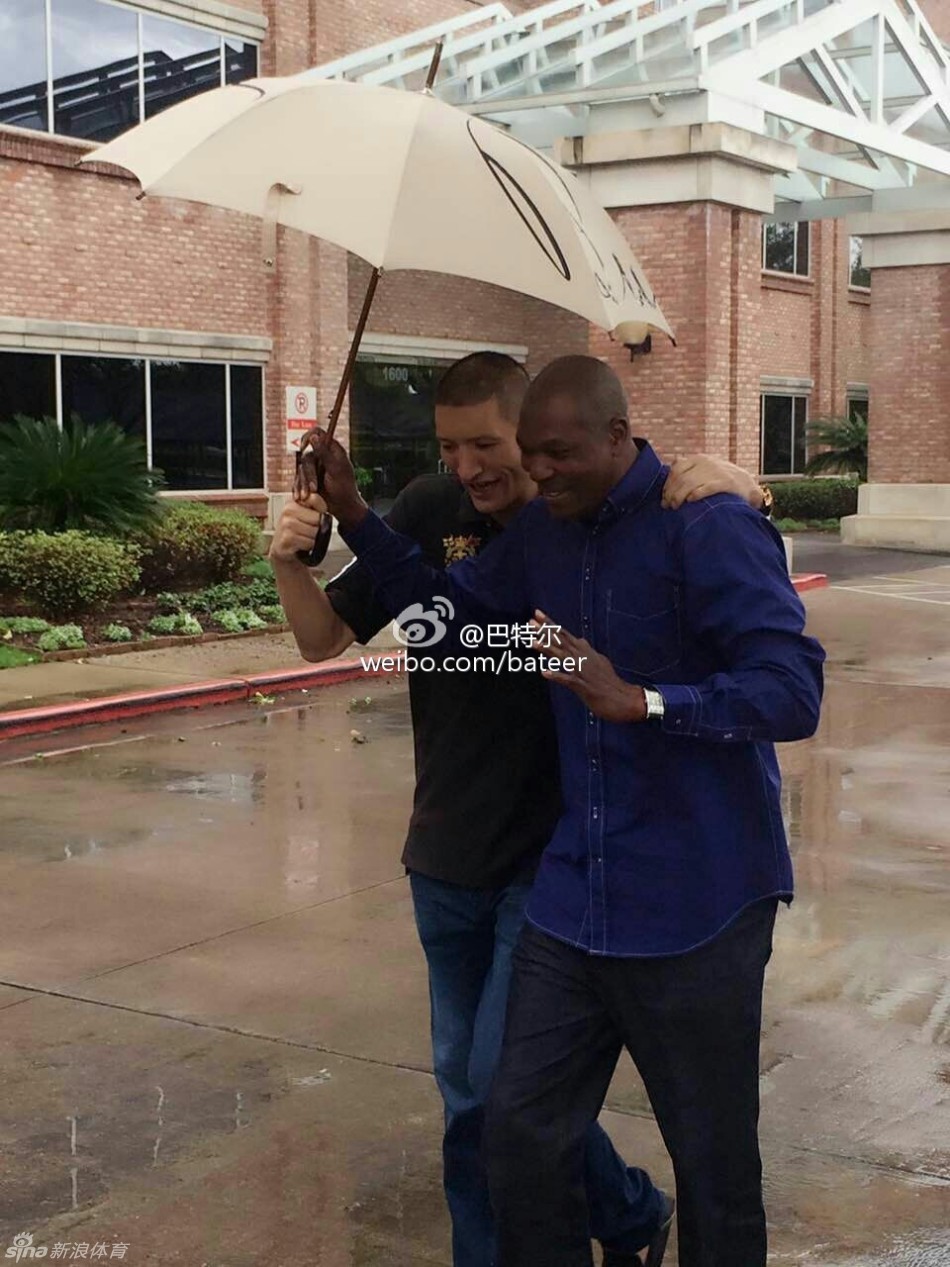 阳光明媚的郊外，姚明化身专属摄影师，专注地为爱子拍摄成长纪念照，举手投足间满是慈父的柔情与宠溺。