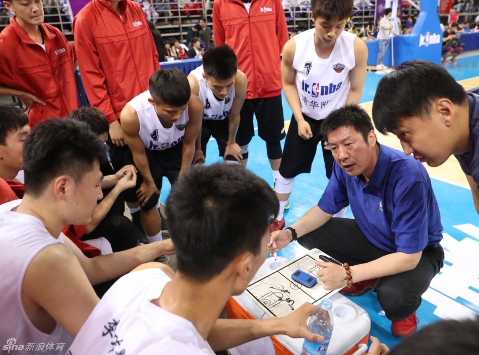 中场哨响，主教练张涛立刻拉住弟子，在喧闹的球场边用战术板画出一道道致命的线路，他紧蹙的眉头和有力的手势，仿佛一位正在调兵遣将的将军。