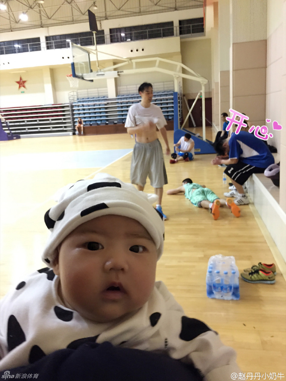 孟达在空荡的球馆内运球热身，远处的座椅上，他的妻子抱着女儿静静注视，整个画面充满了温情与陪伴。