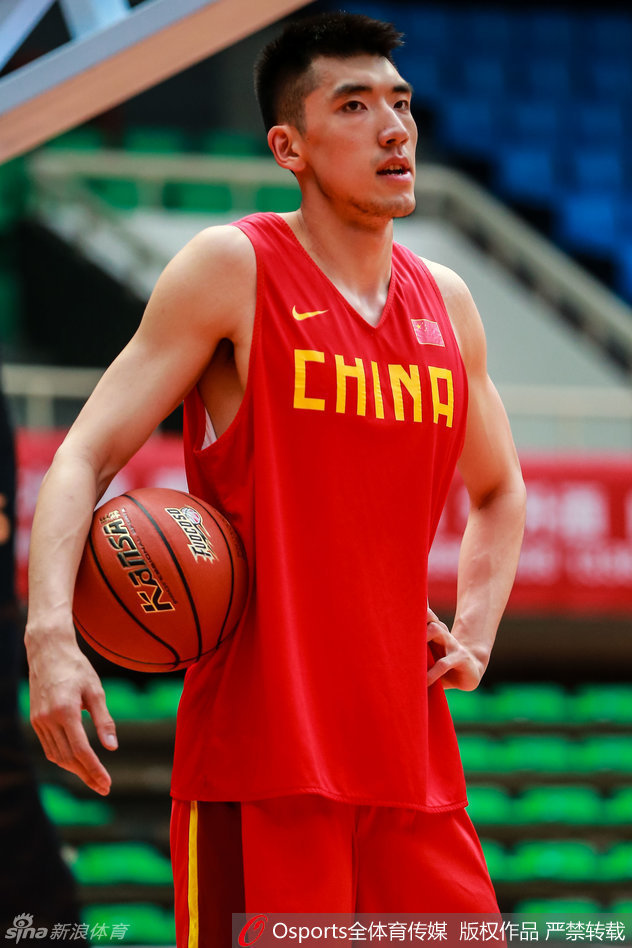 王汝恒在助教的注视下持球组织进攻，眼神犀利，正在寻找合适的传球时机。