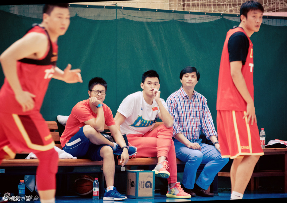 孙杨身着潮装现身训练馆，与父亲并肩坐在场边，目光专注地观看男篮队员训练，神情中透露出对这片场地的浓厚兴趣。