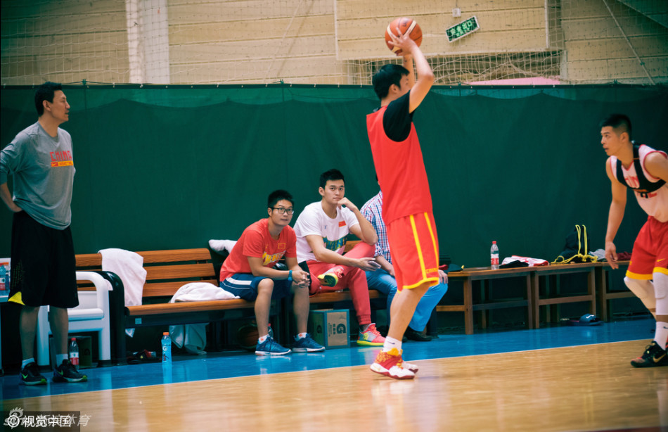 看完了精彩的战术配合，孙杨身体后仰放松，仿佛自己刚刚完成了一次成功的防守，那种参与感让他完全沉浸在了篮球的世界里。