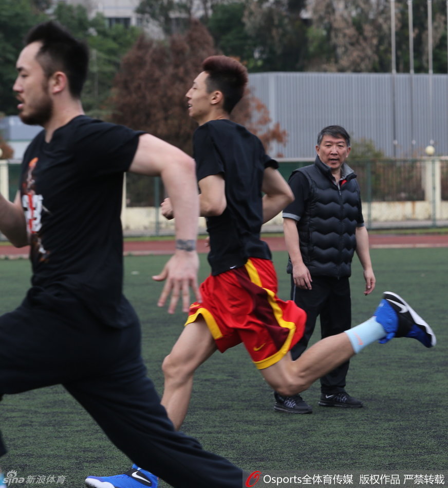 一名球员在田径场上张开双臂做出“大鹏展翅”的动作，仿佛要翱翔天际，充满活力的造型引来了队友关于他“肉最多”的调侃，现场欢声笑语不断