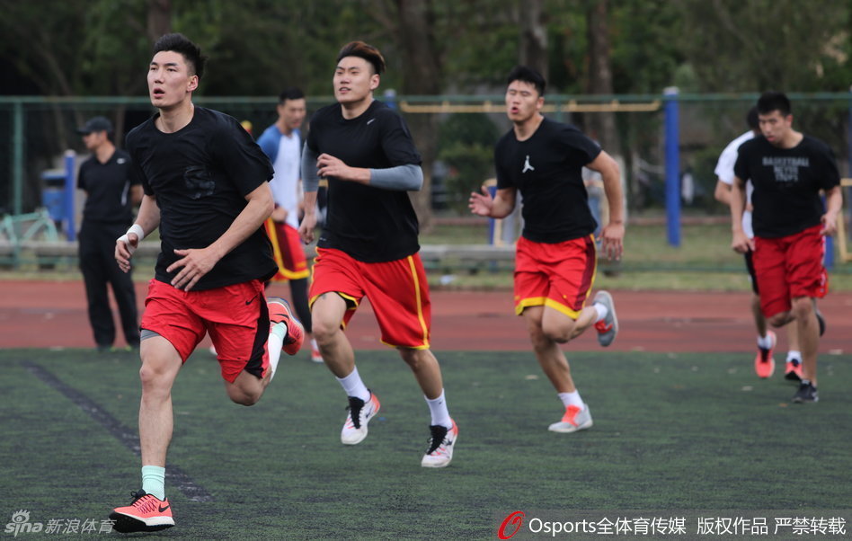 训练场上，队员们争先恐后地向前冲刺，但排在最后一位的球员脸上却露出了既痛苦又搞笑的夸张表情，仿佛在无声地呐喊：“都给我跑快点！别偷懒！”，这一幕成了全场的笑点