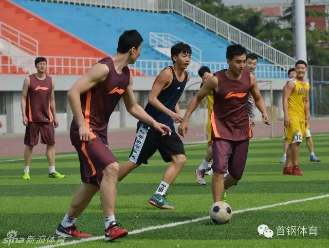 夕阳余晖洒在训练场上，穿着各自球衣的一队和二队队员混站在一起，勾肩搭背，畅谈着刚才比赛中的精彩瞬间，每个人的脸上都挂着真诚而灿烂的笑容。