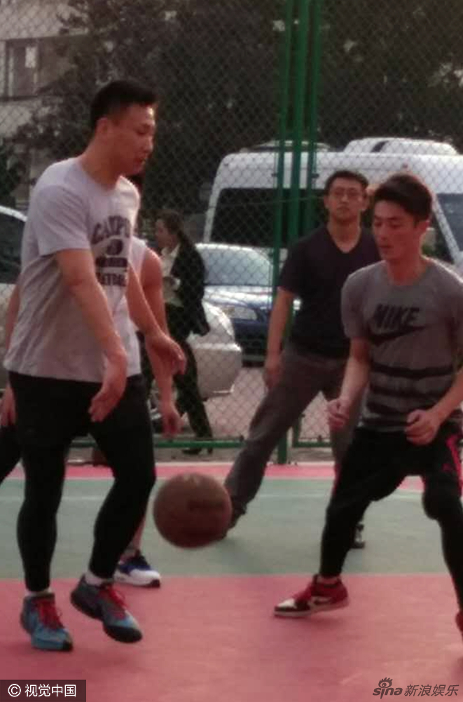 人群中霍建华运球穿梭，手臂肌肉线条紧实有力，即便在密集防守中也从容地寻找着那一线突破的曙光。