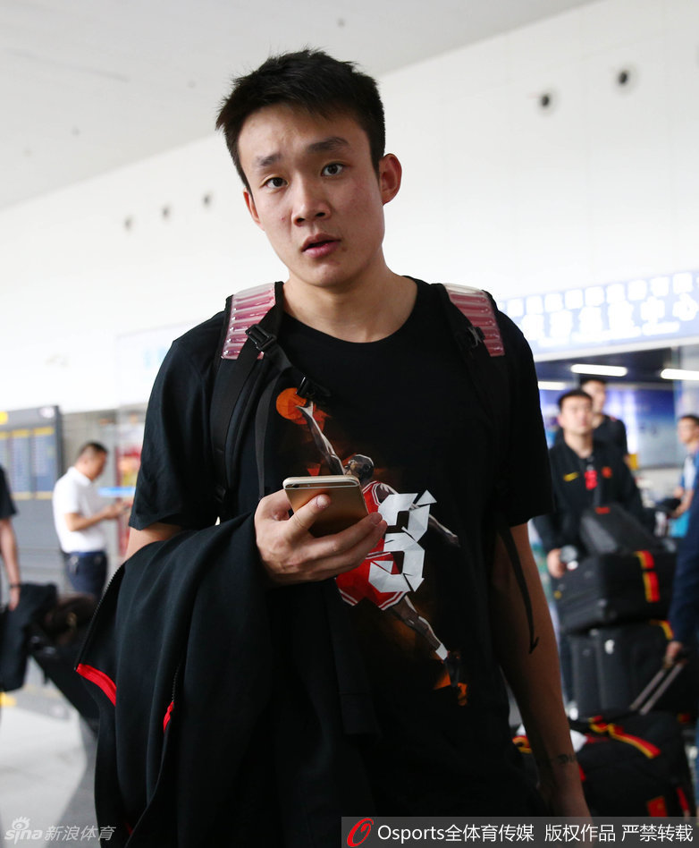 翟晓川和方硕并肩而行，晓川目不转睛凝视前方，方硕一身白衣显得精神抖擞。