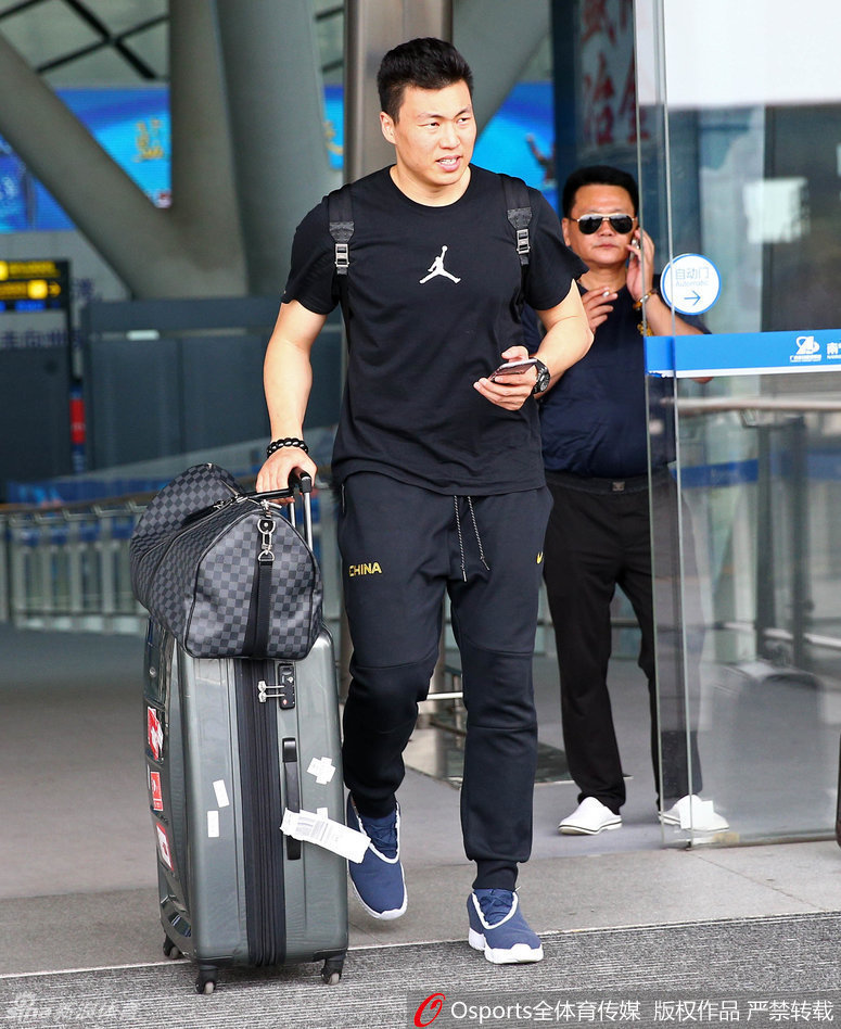 李根大步流星走出机场，刚刚结束的高原集训让他成功减重，身形显得格外精悍。